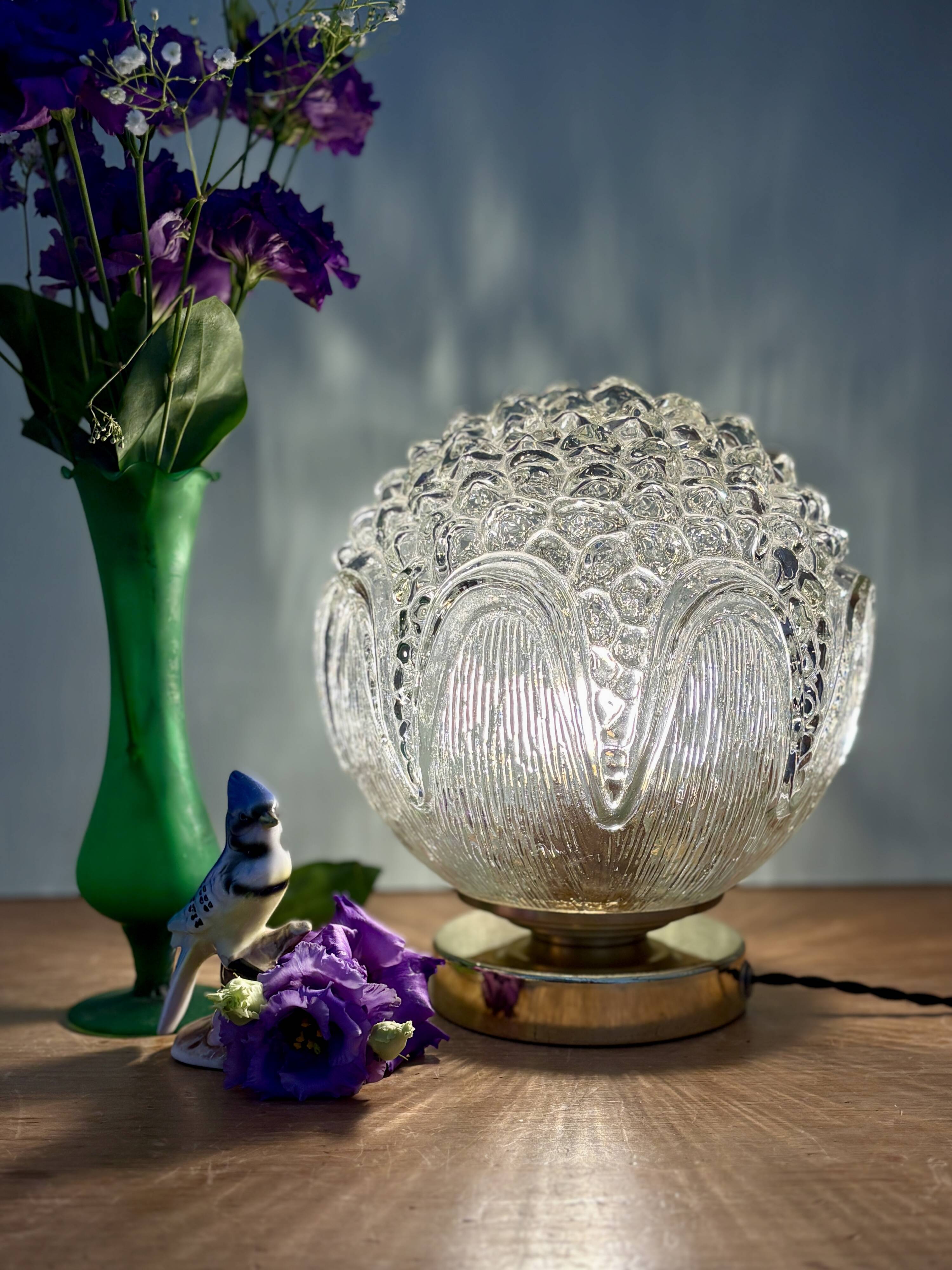 Lampe à poser globe vintage en verre moulé