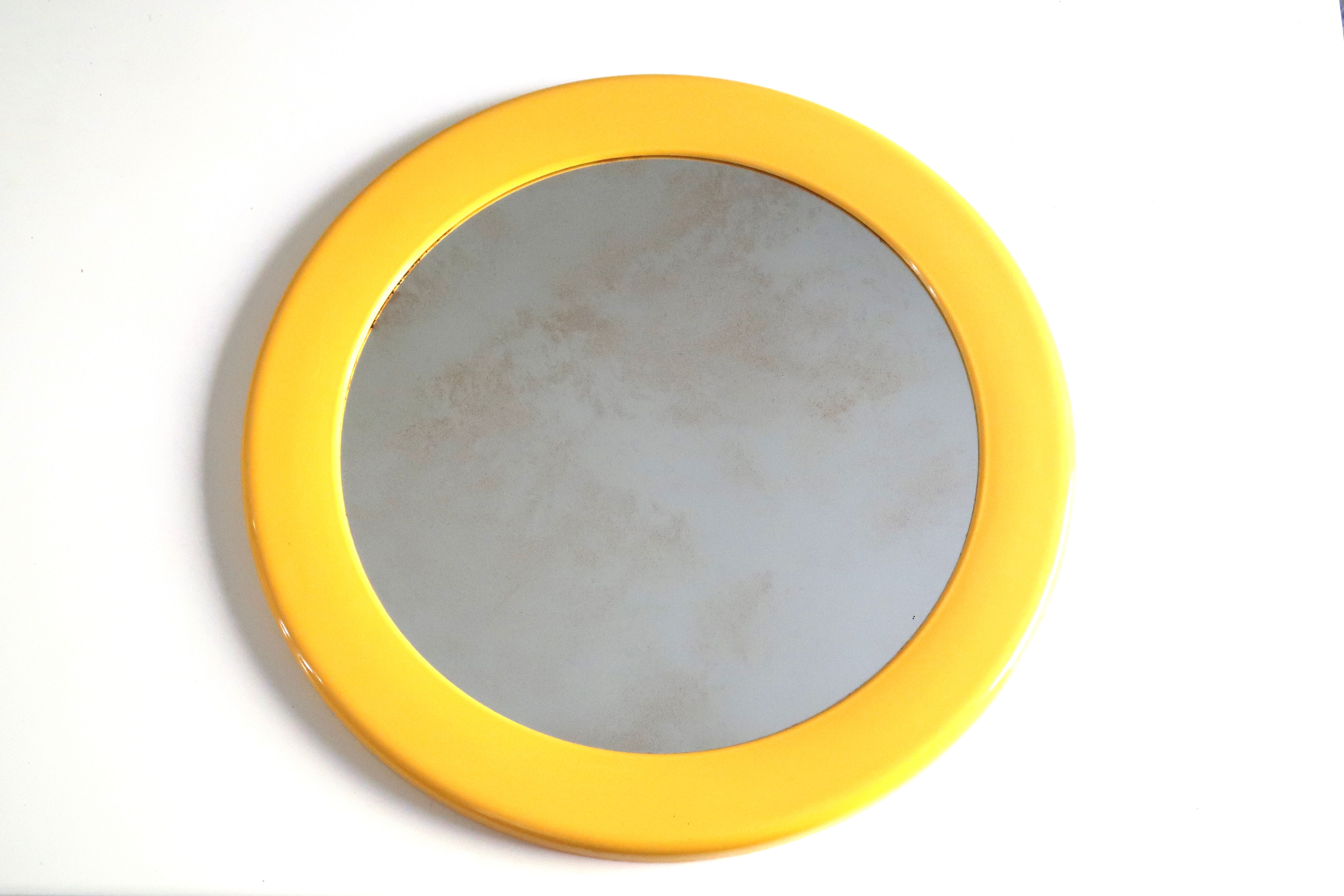 Syla round mirror in yellow plastic, 70s