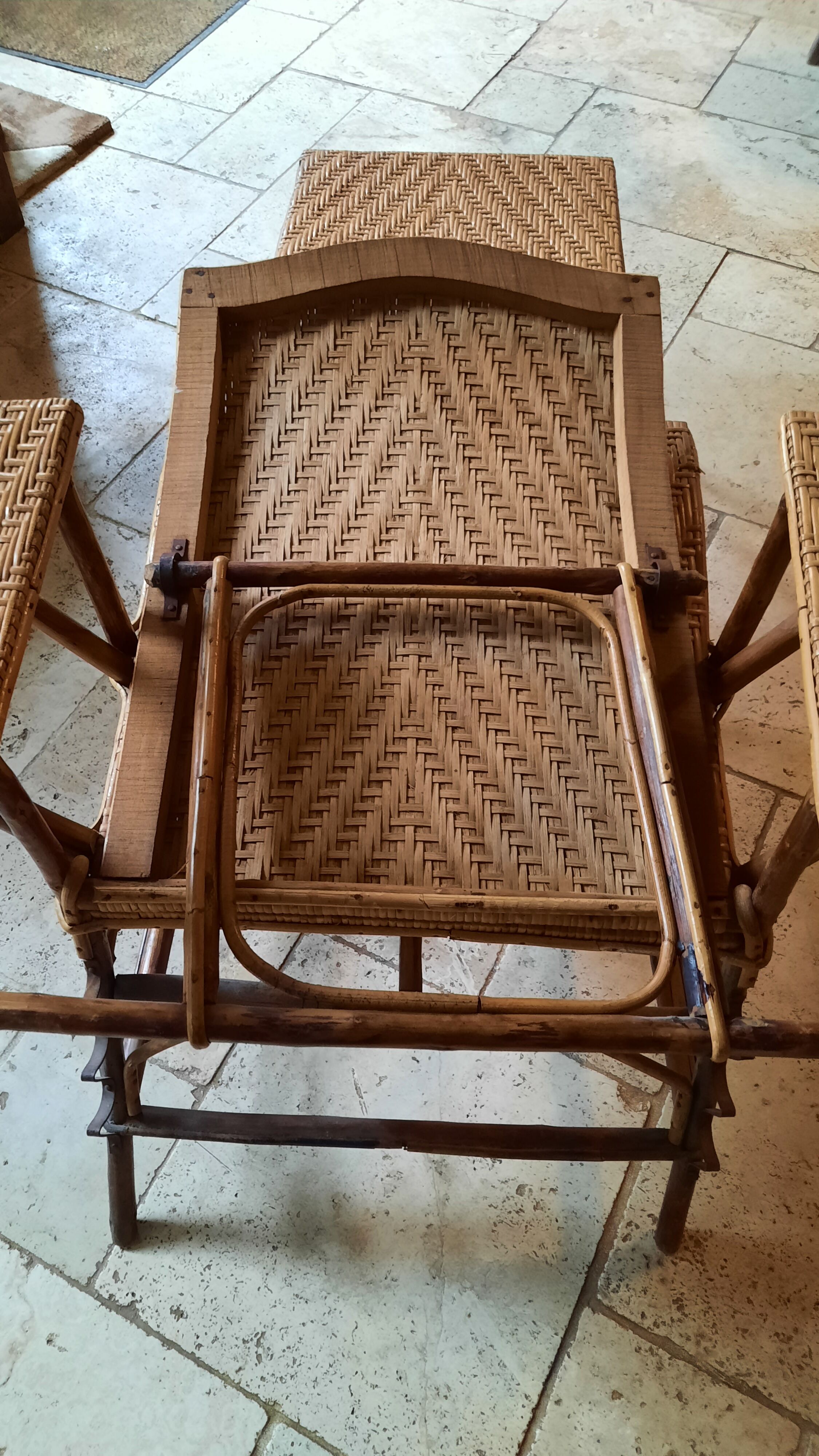 Wicker and wood chaise longue