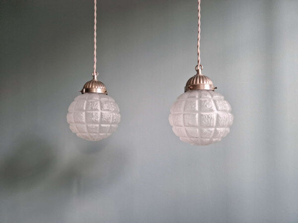 Paire de suspensions art déco en verre dépoli, années 1920-30