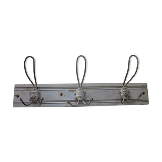 Old coat holder has 3 patères