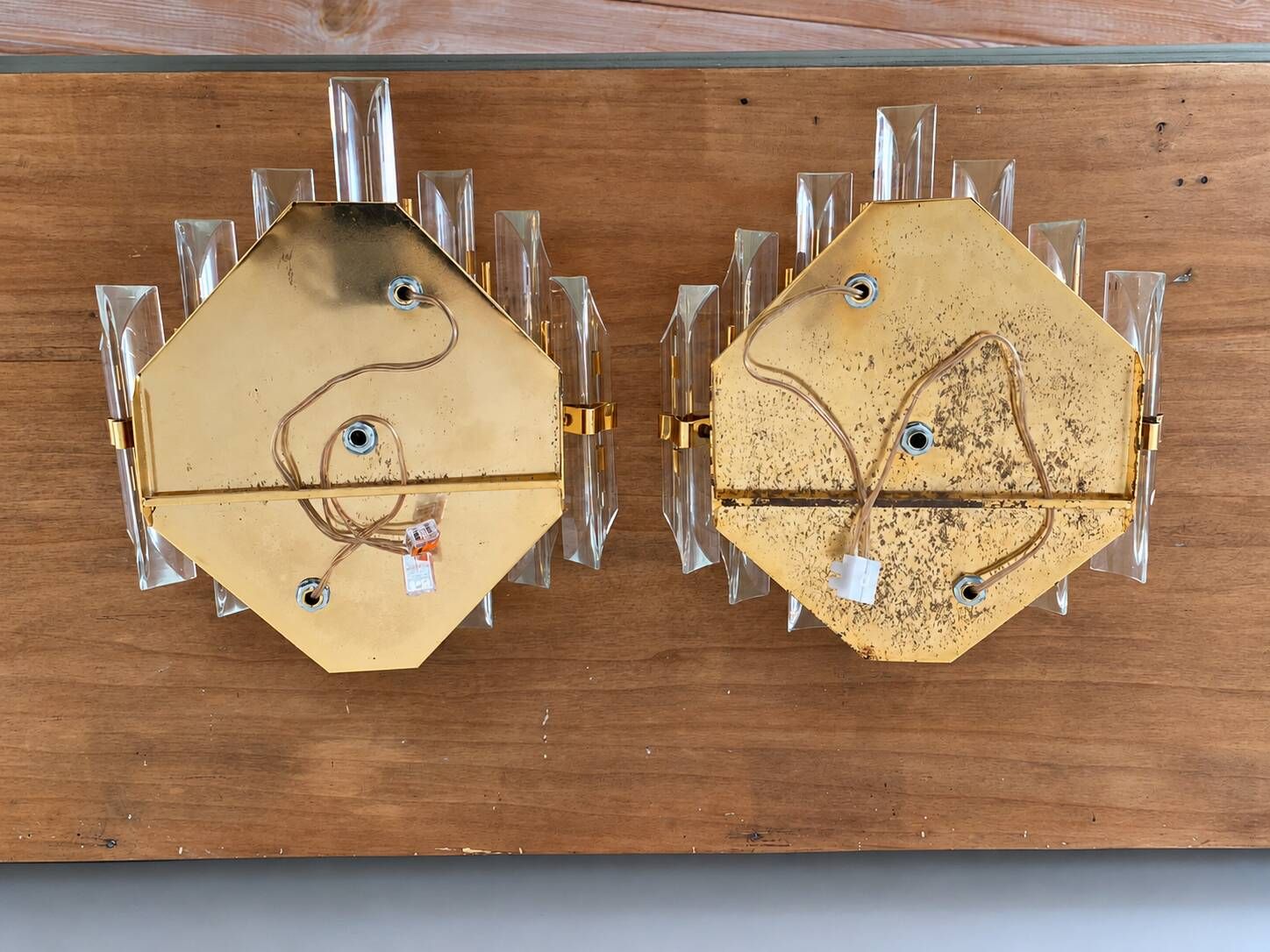 Pair of Venini wall sconces in cut Murano glass, circa 1970.