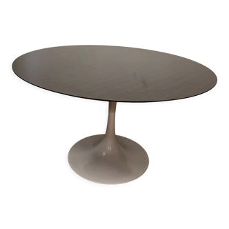 Tulip foot dining table by Eero Saarinen