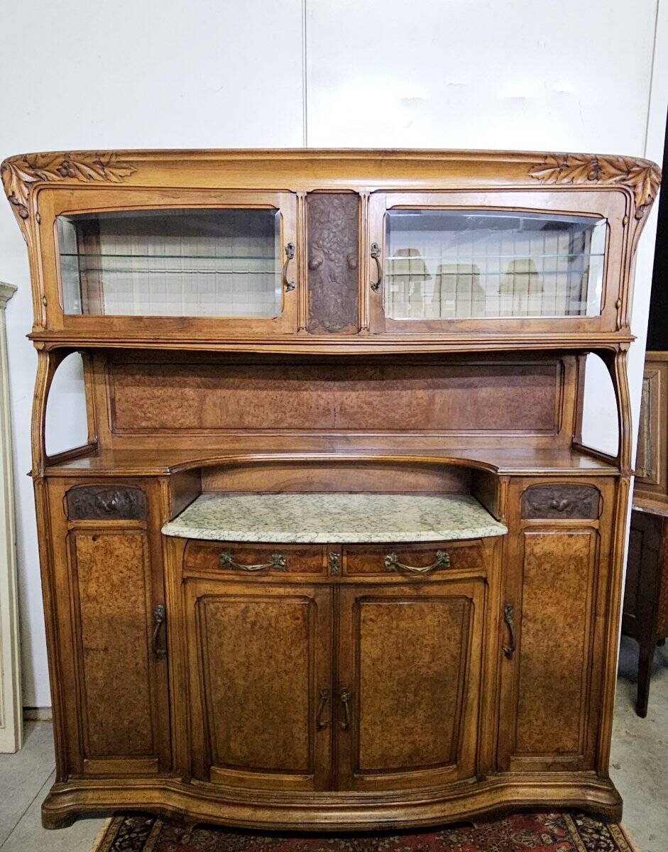 According to Gauthier-Poinsignon: large two-body buffet from the Art Nouveau period in walnut and burl.