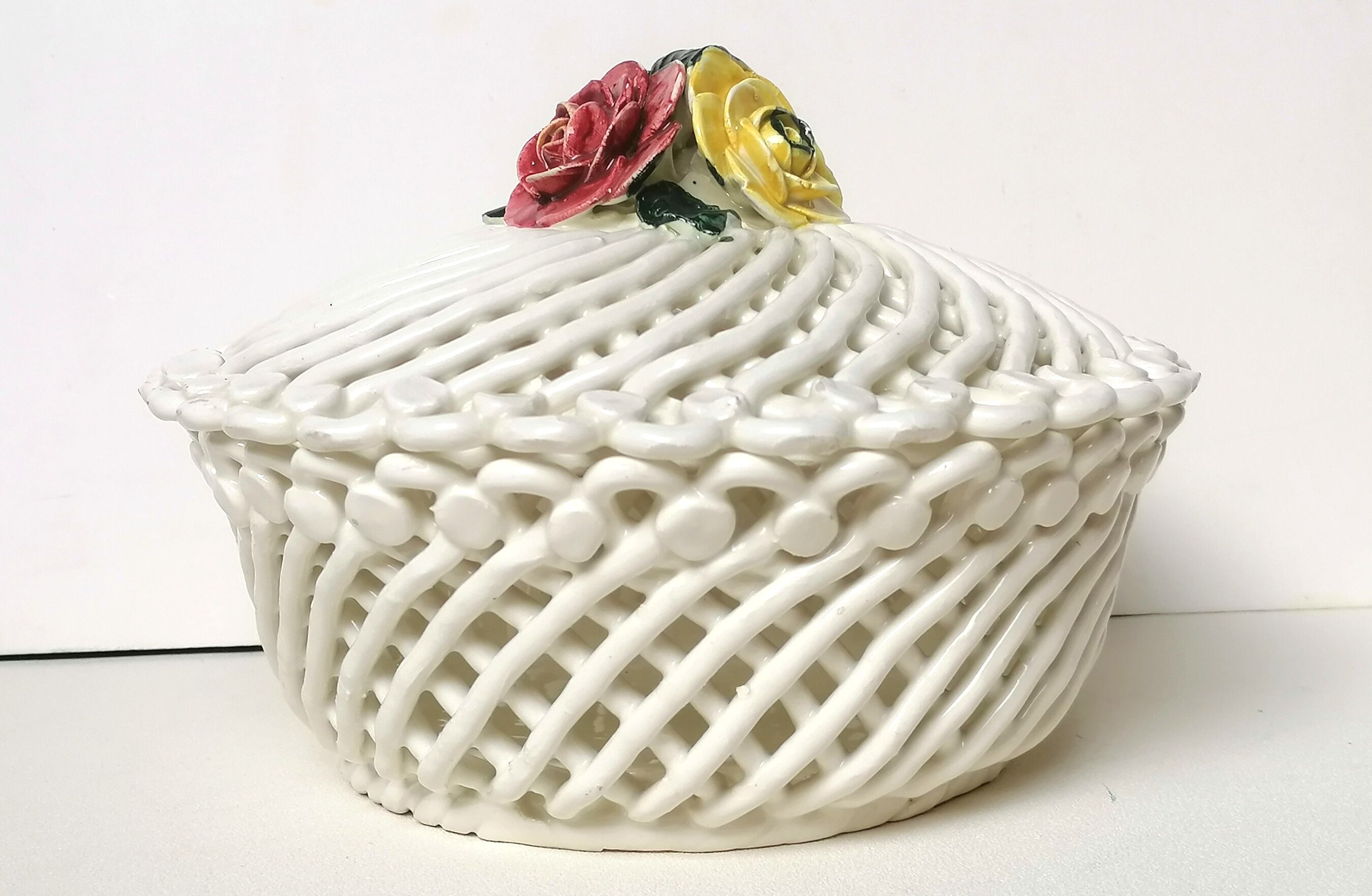 Corbeille en porcelaine tressée vintage