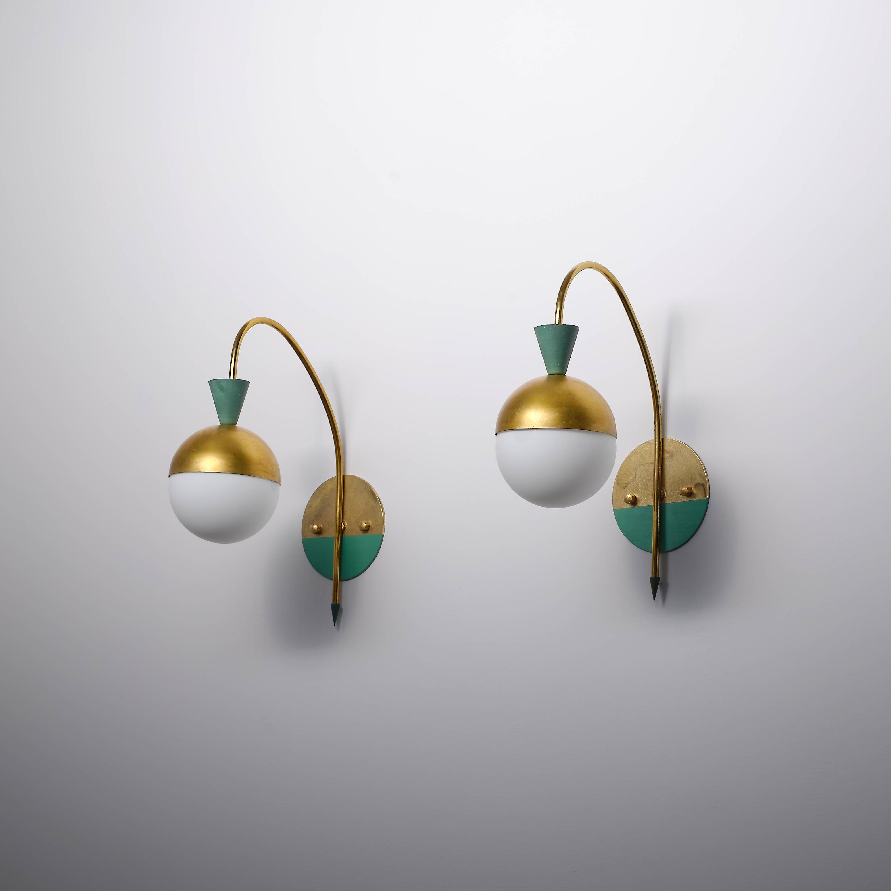 Paire d'appliques italiennes en laiton des années 1950 attribuées à Stilnovo avec verre opalin