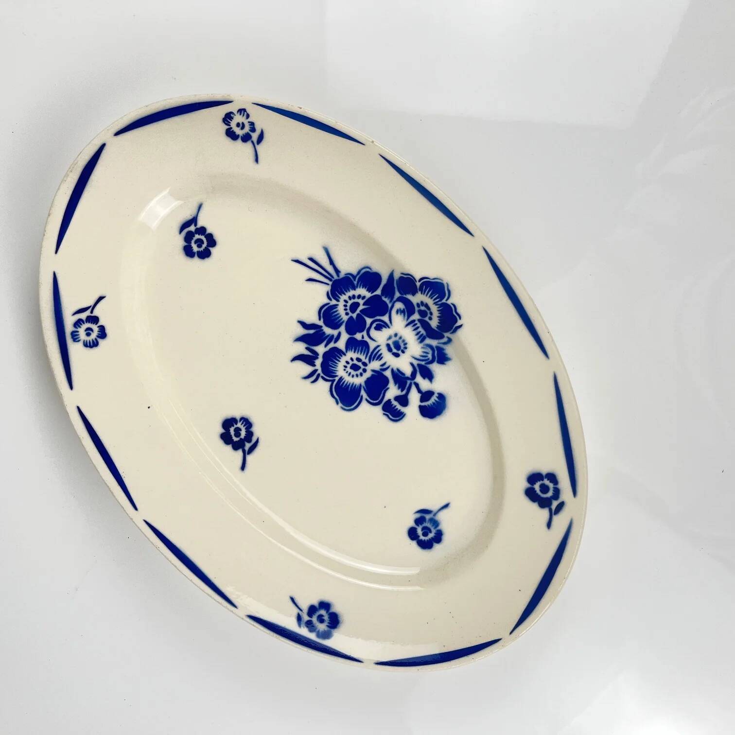 Oval half-porcelain plate from Badonviller, blue flower pattern, early 20th century.