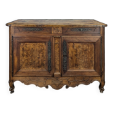 Buffet bas Louis XV en noyer et loupe à ferrures ajourées