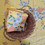 Tablecloth and 6 matching towels, flowers