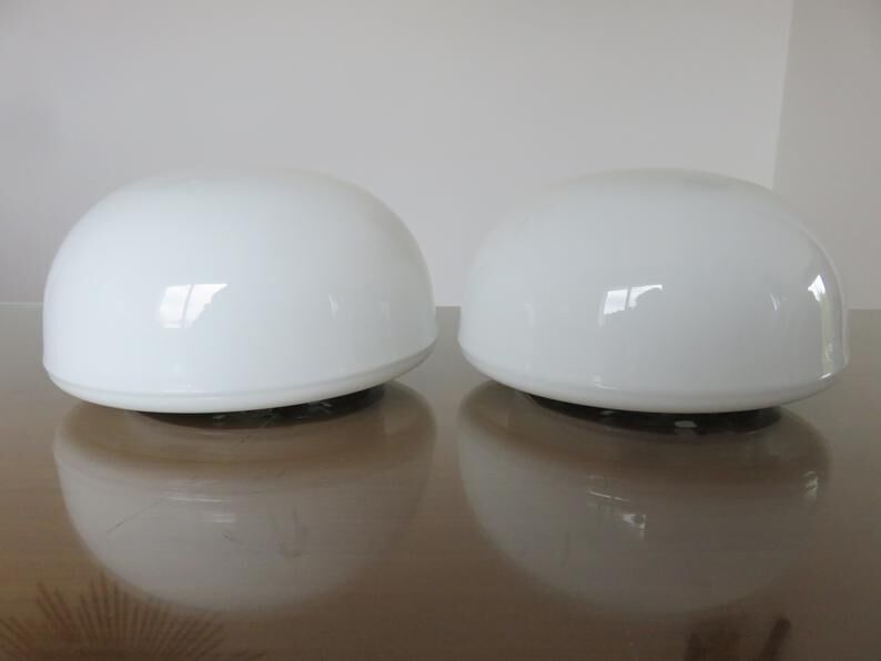 Paire d'appliques " pilule " en opaline blanche années 60 70