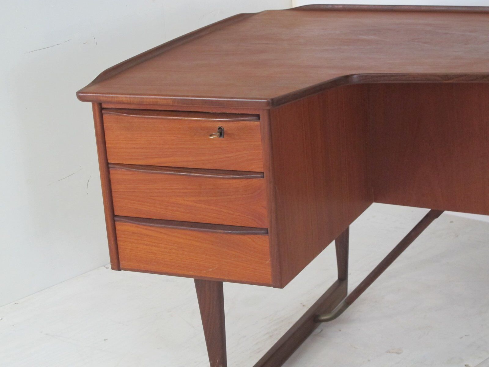 Boomerang desk in teak by Peter Lavig Nielsen for Denmark, 1950s