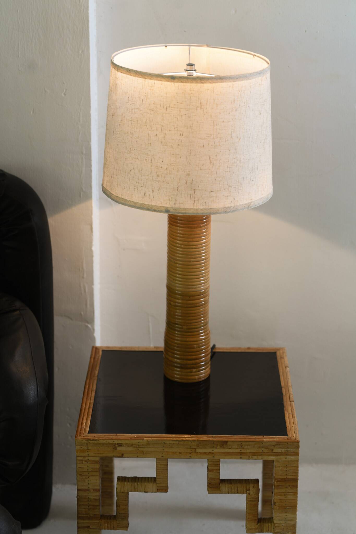 Lampe de table en rotin de style moderne du milieu du siècle