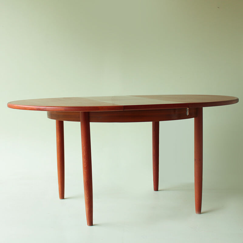 Scandinavian style in teak and veneer dining table