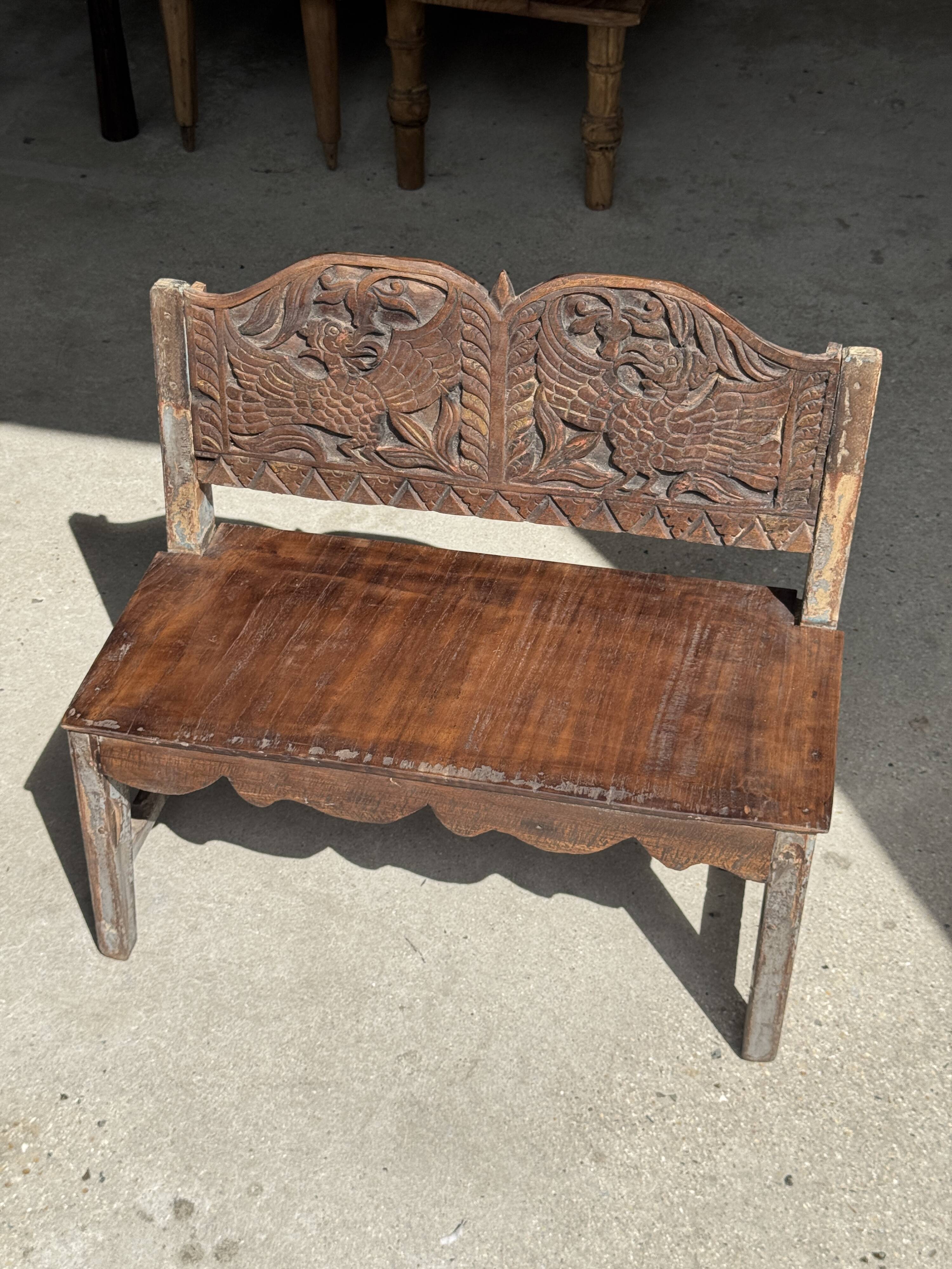Mini banc à dossier sculpté à motif d'oiseaux stylisés H58 L61