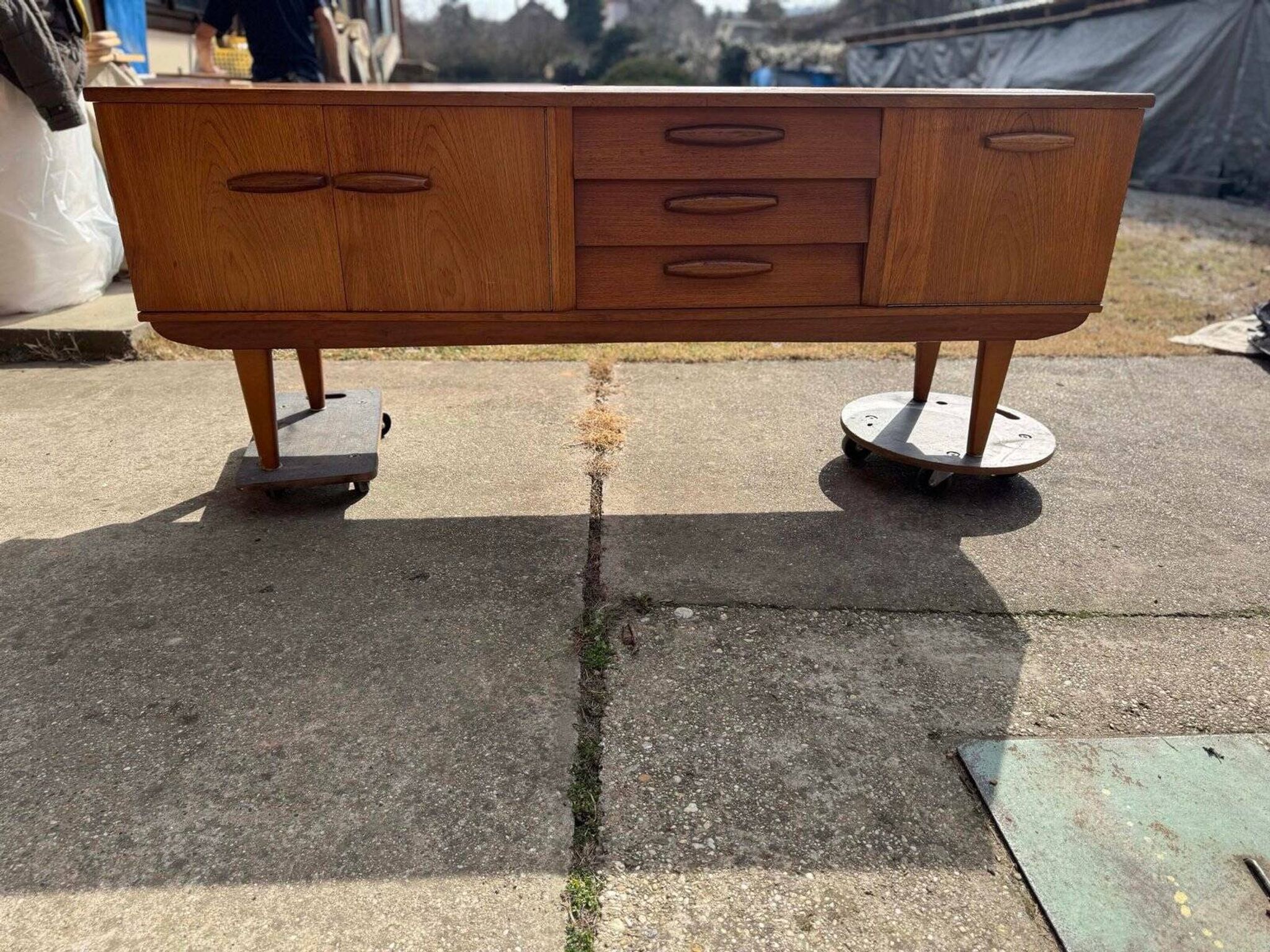 Enfilade Jentique in golden teak, brown wood, 1960s design large mid-century sideboard.