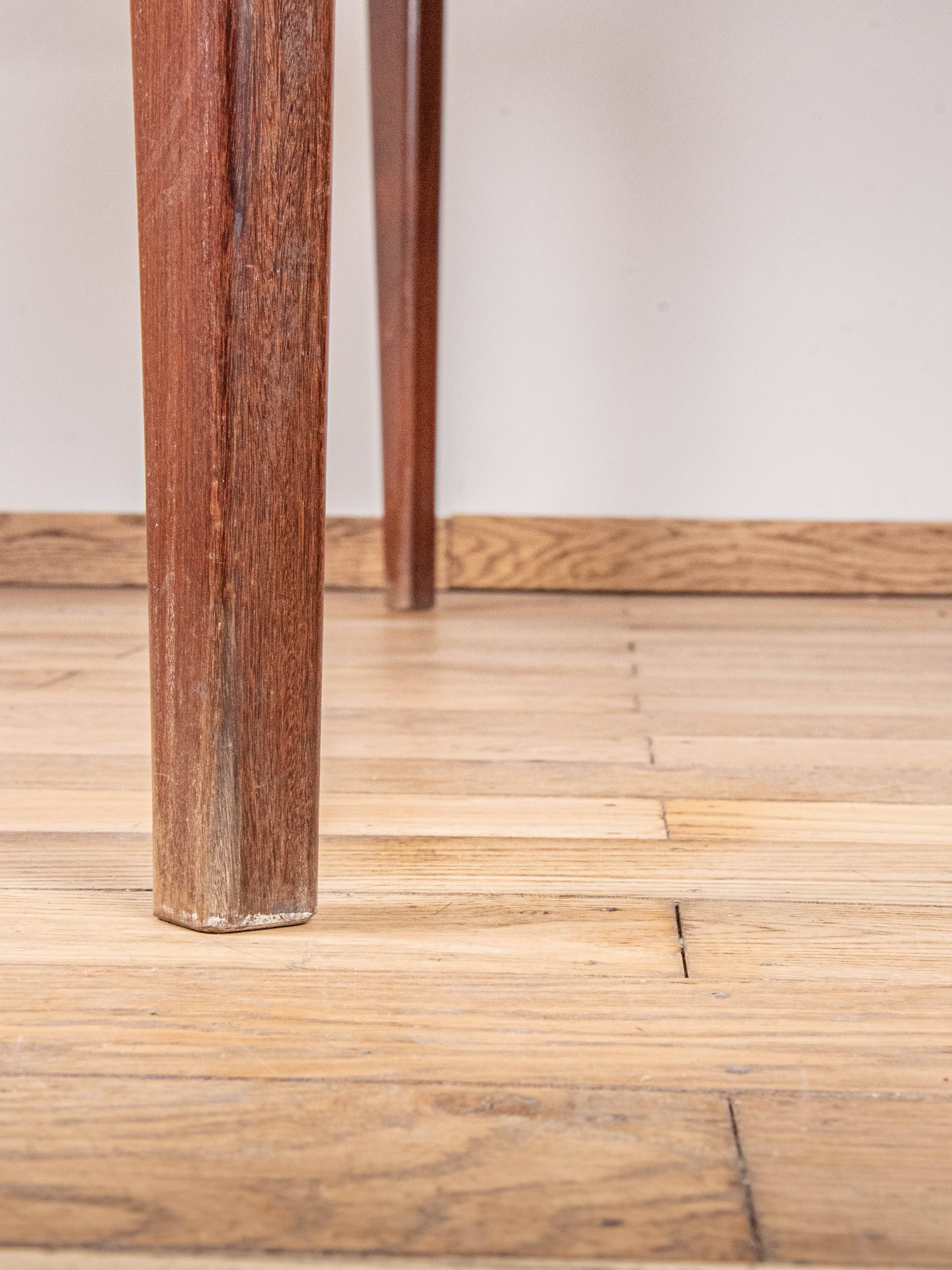 Scandinavian extendable table