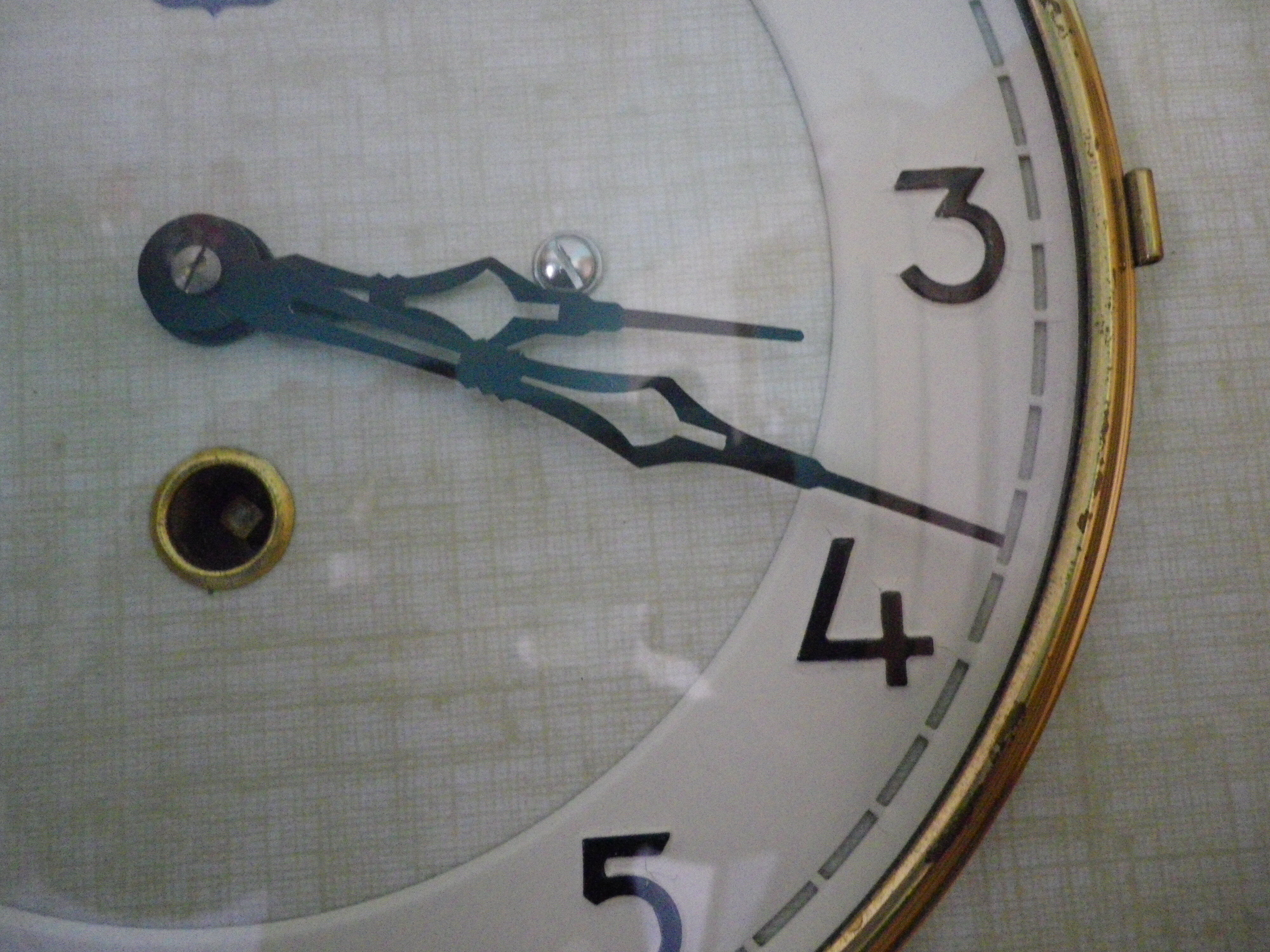 Ancienne pendule avec clef, revêtement formica au design géométrique- MC France-Années 60/70
