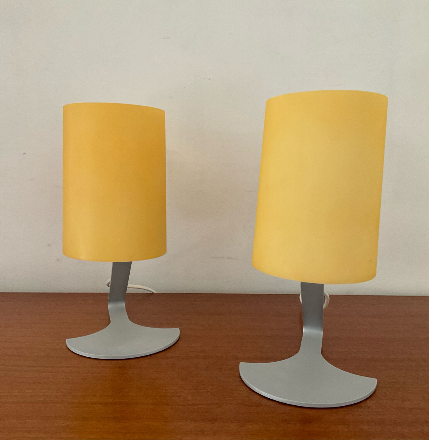 Paire de lampes design en opaline jaune et métal