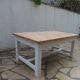 Table basse vintage piètement gris perle, plateau bois.