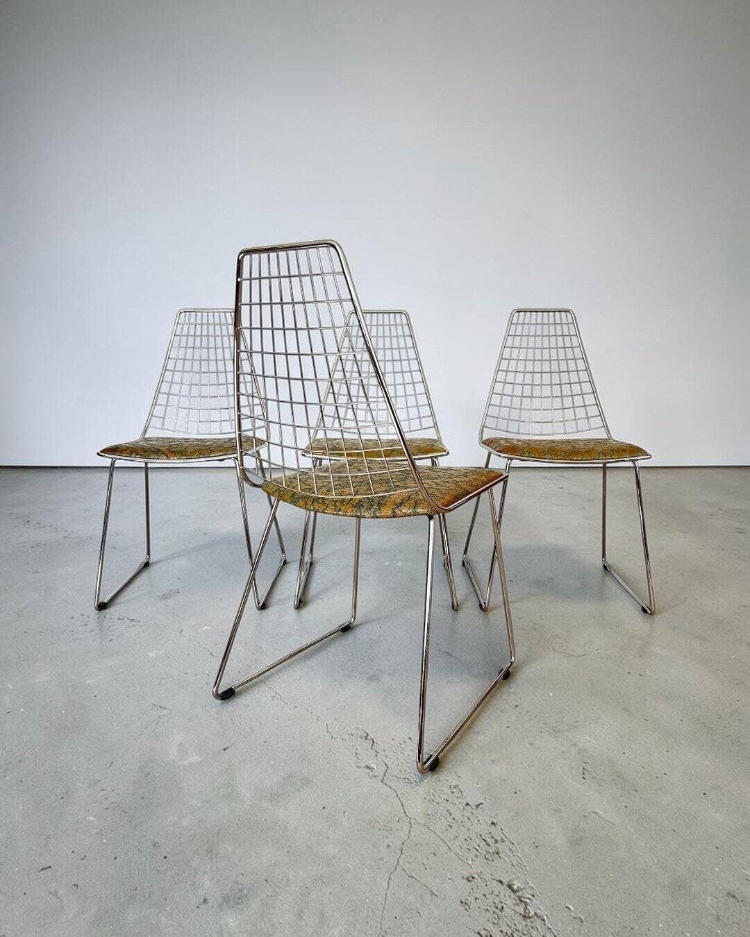 Set de 4 chaises design en cuir décoré à main et acier, années 1970