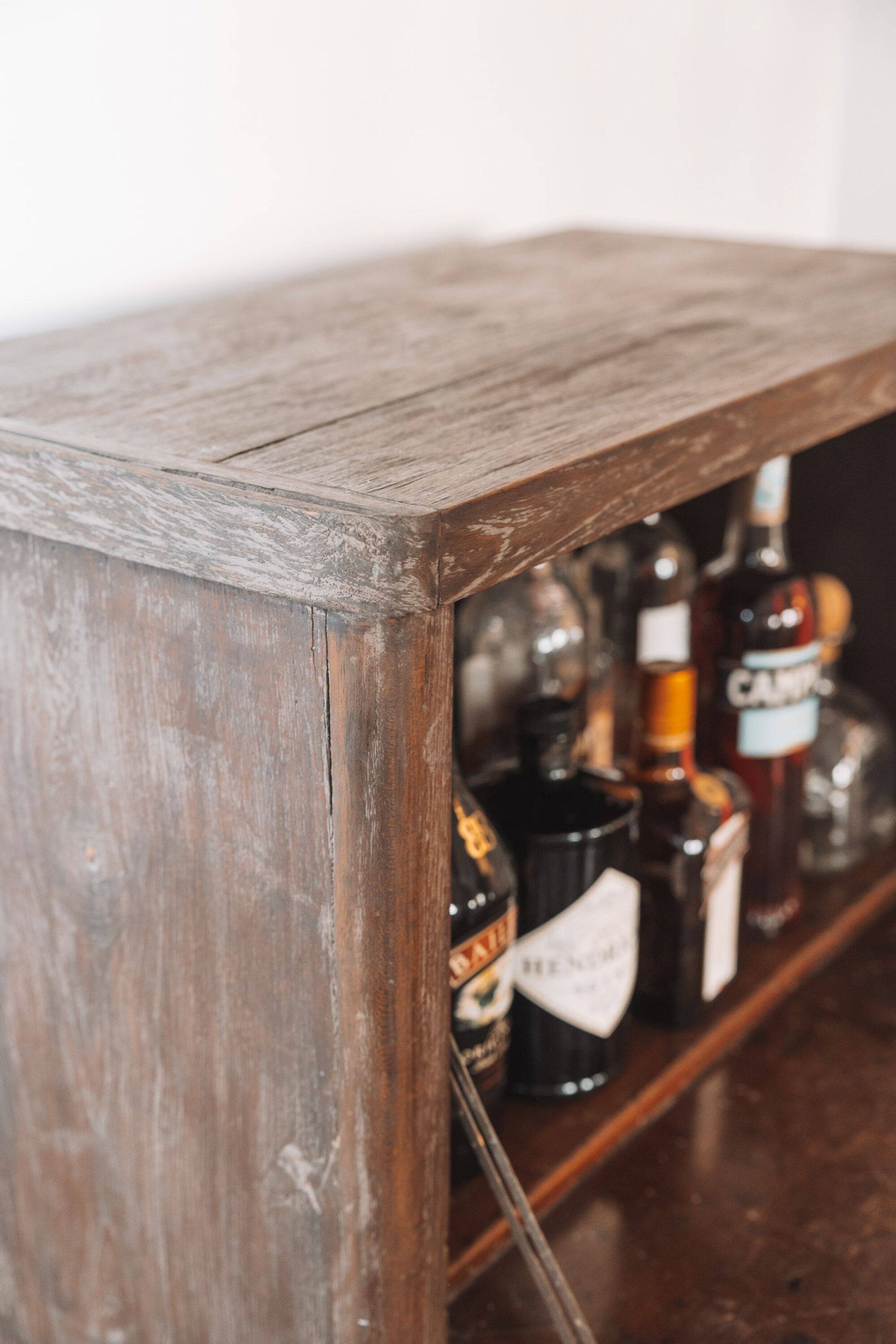 Meuble bar ancien en bois massif — pièce de caractère