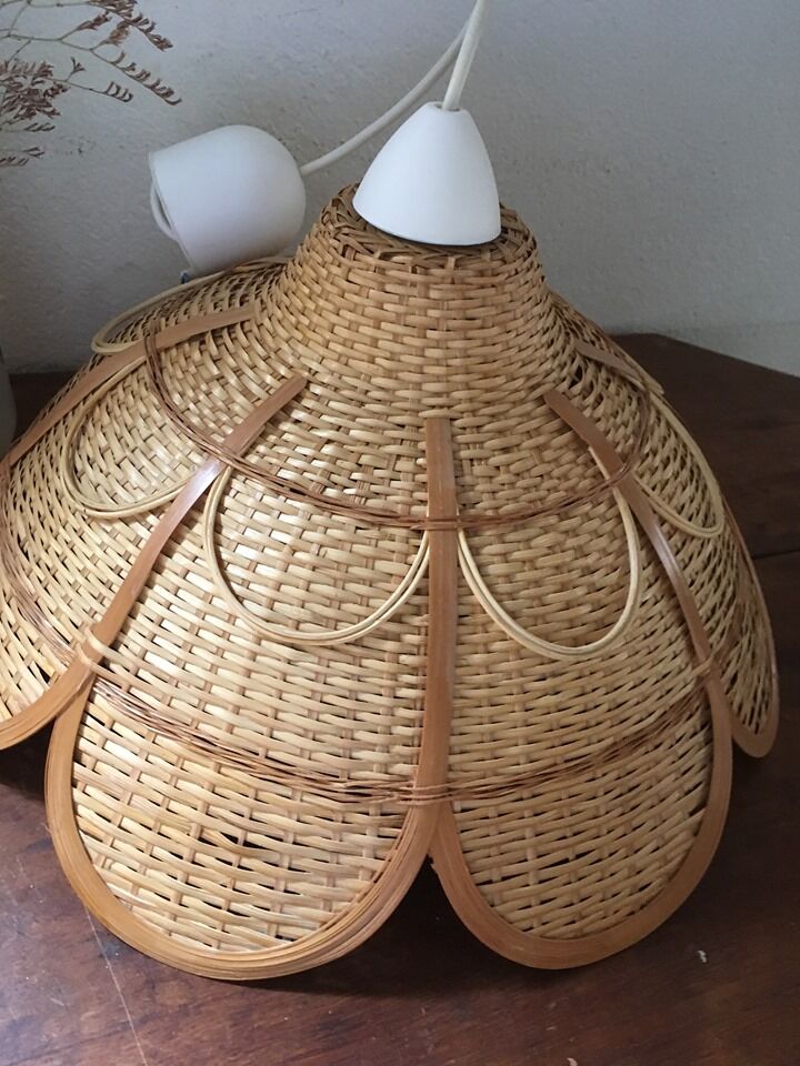 Hanging in wicker and rattan in the shape of a flower