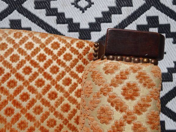 Ancienne banquette en bois et velours orange
