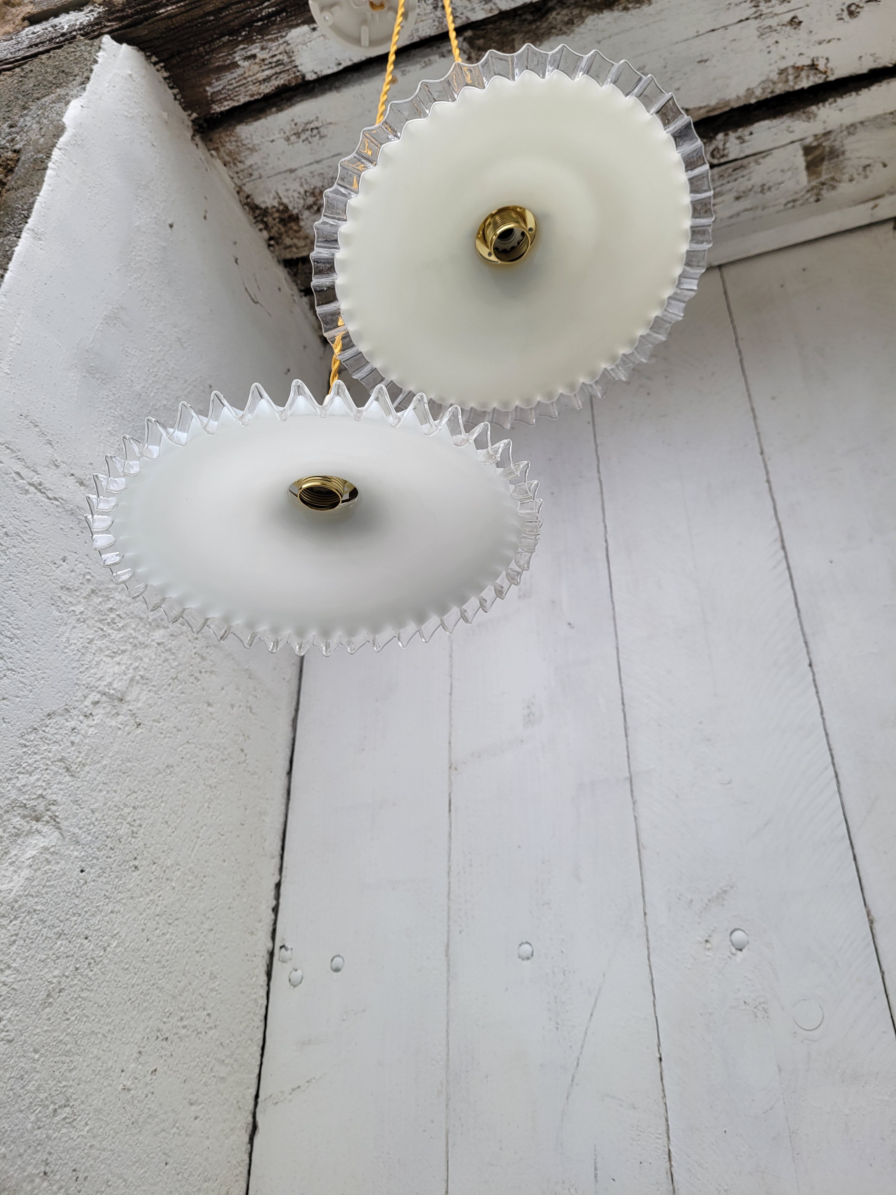 Duo of serrated opaline suspensions