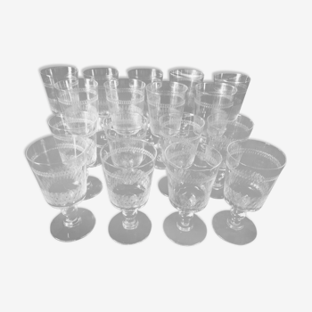 Lot de 17 verres en cristal