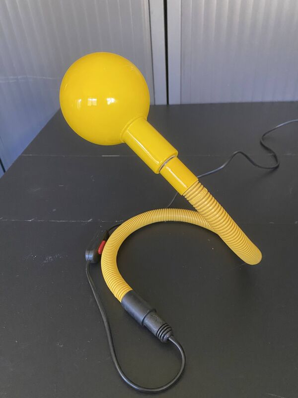 Lampe jaune Hebi d’ Isao Hosoe pour Valenti jaune pop vintage 1970