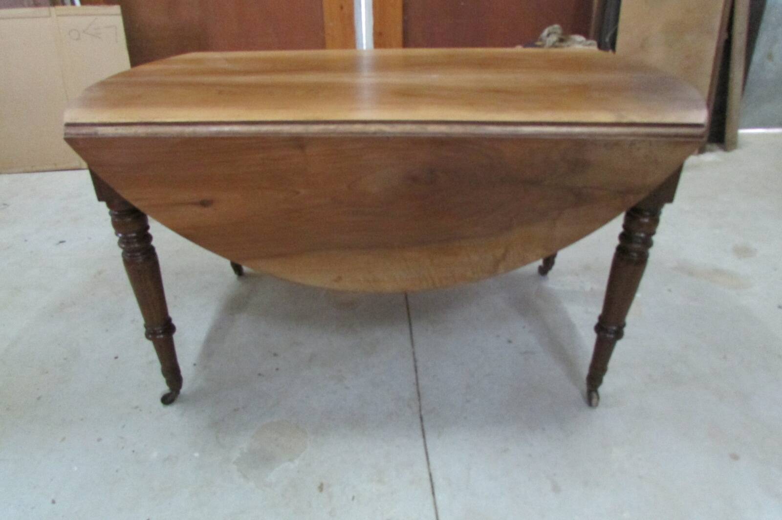 Round kitchen table with shutters in solid oak, 1900
