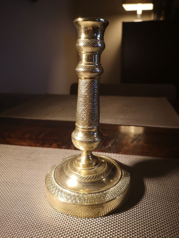 Finely chiseled bronze candle holder - End of 19th century