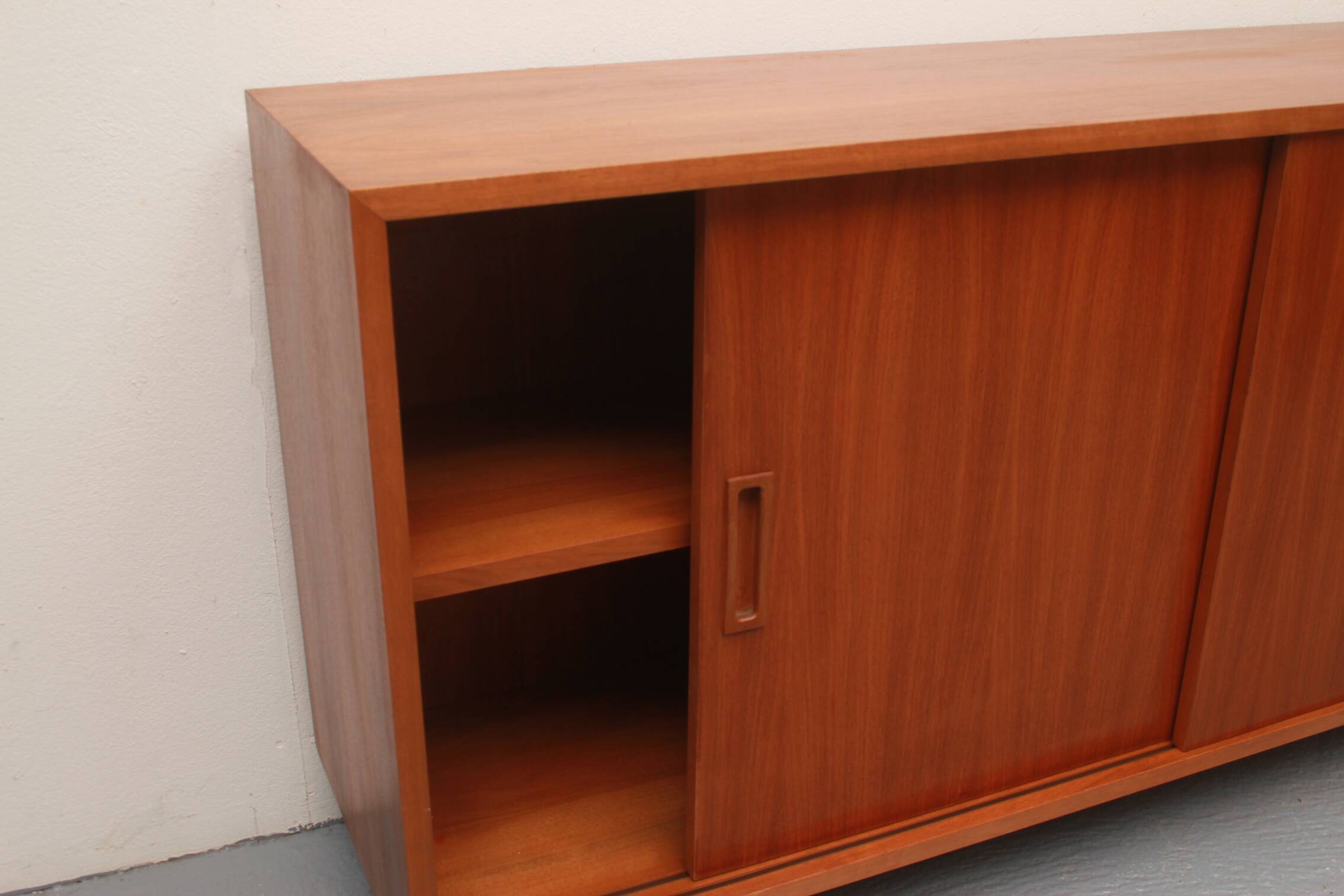 Buffet années 1960 en noyer avec portes coulissantes, 120cm