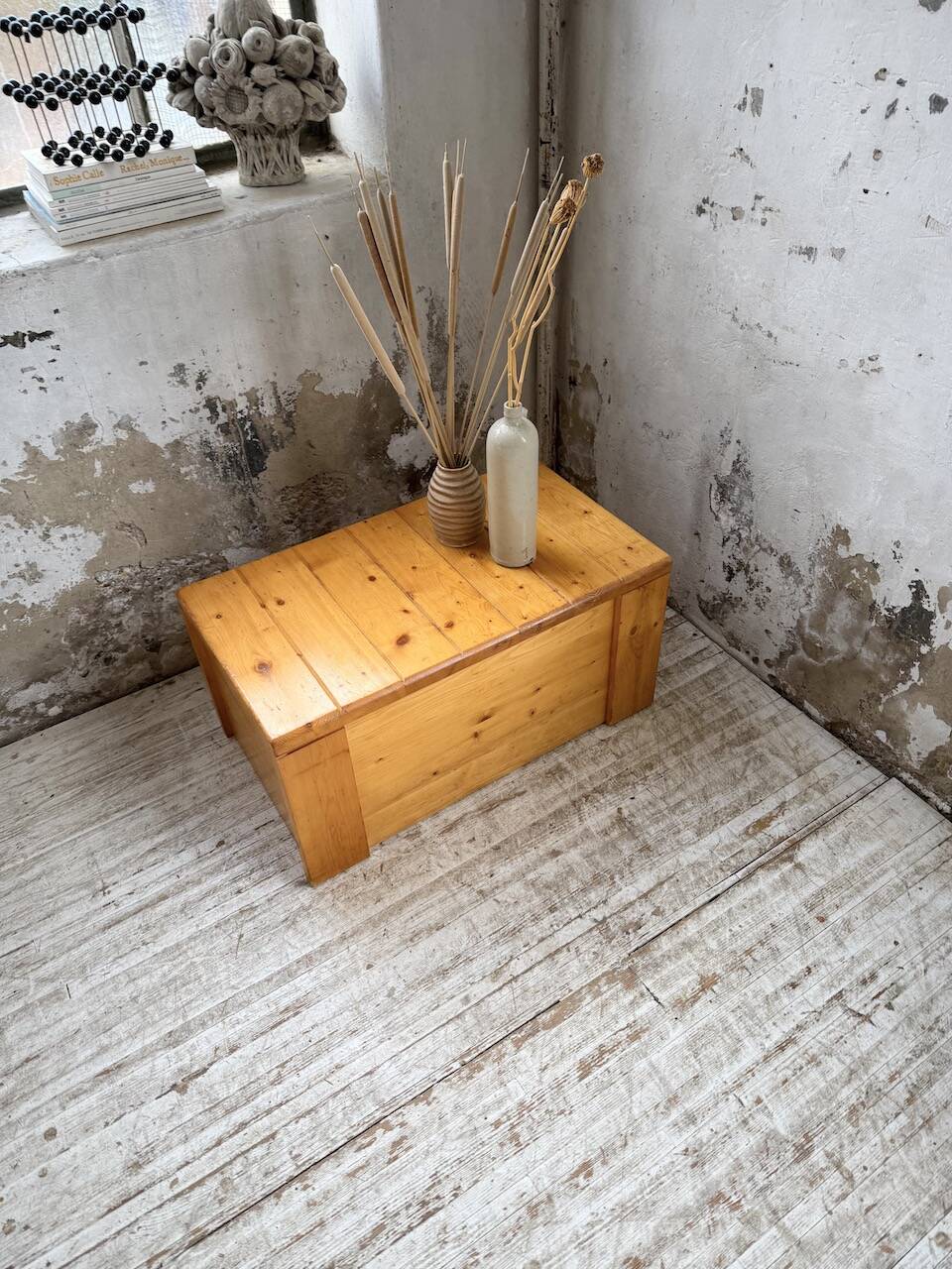 Chest or coffee table Perriand Les Arcs 1800