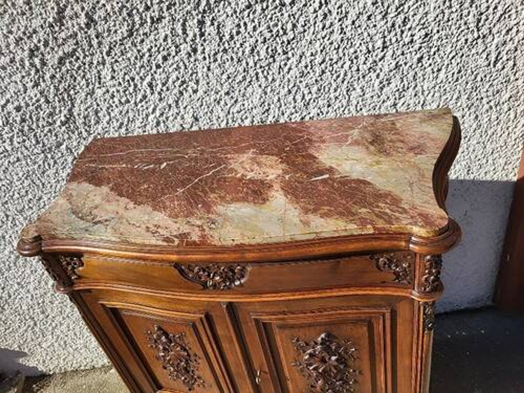 Meuble cabinet rocaille en noyer