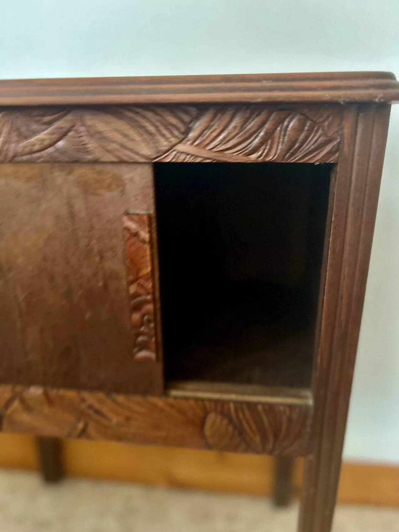 Petit meuble art déco aux portes coulissantes, atypique et joli