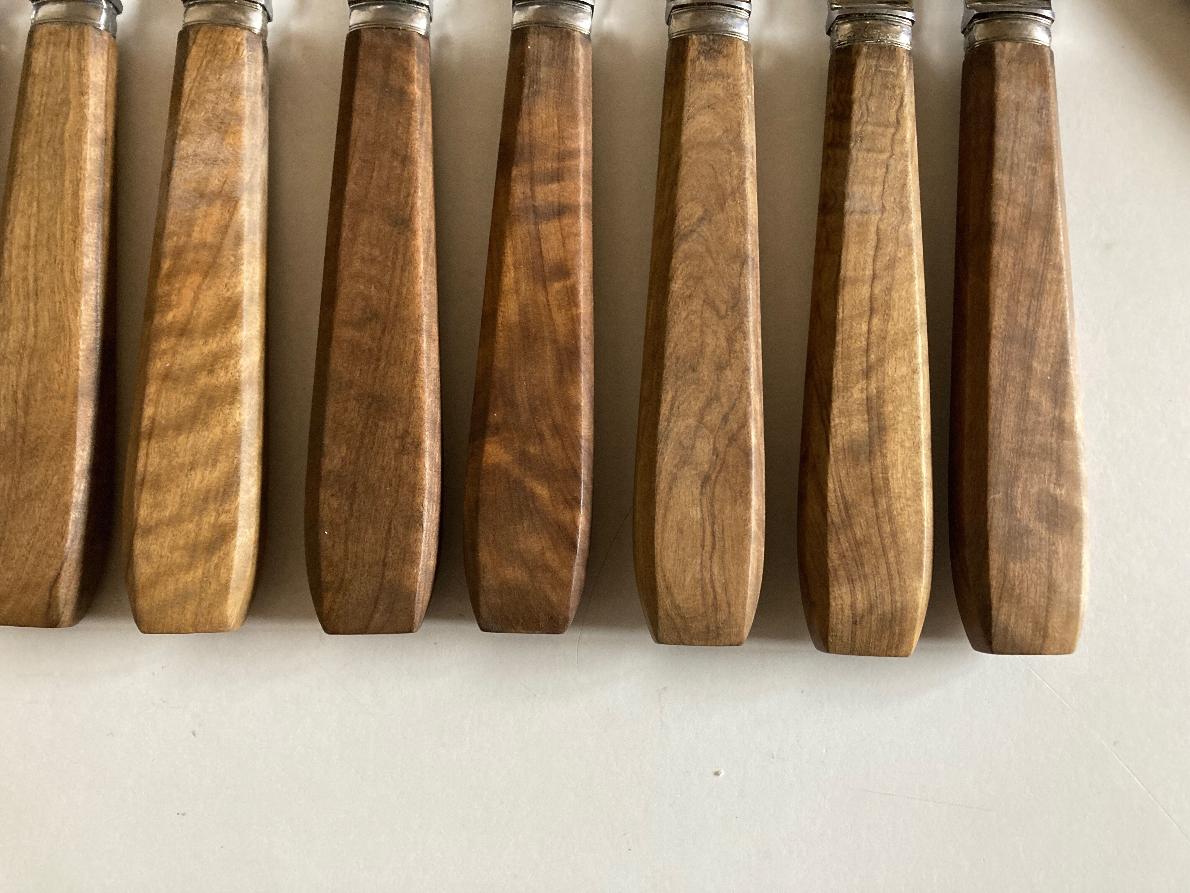 Set de 12 couteaux manches en bois d'olivier 1960