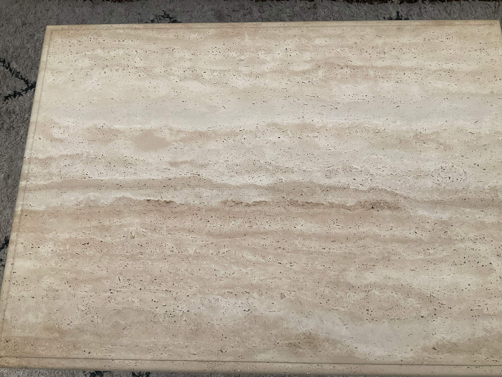 Table basse en travertin 