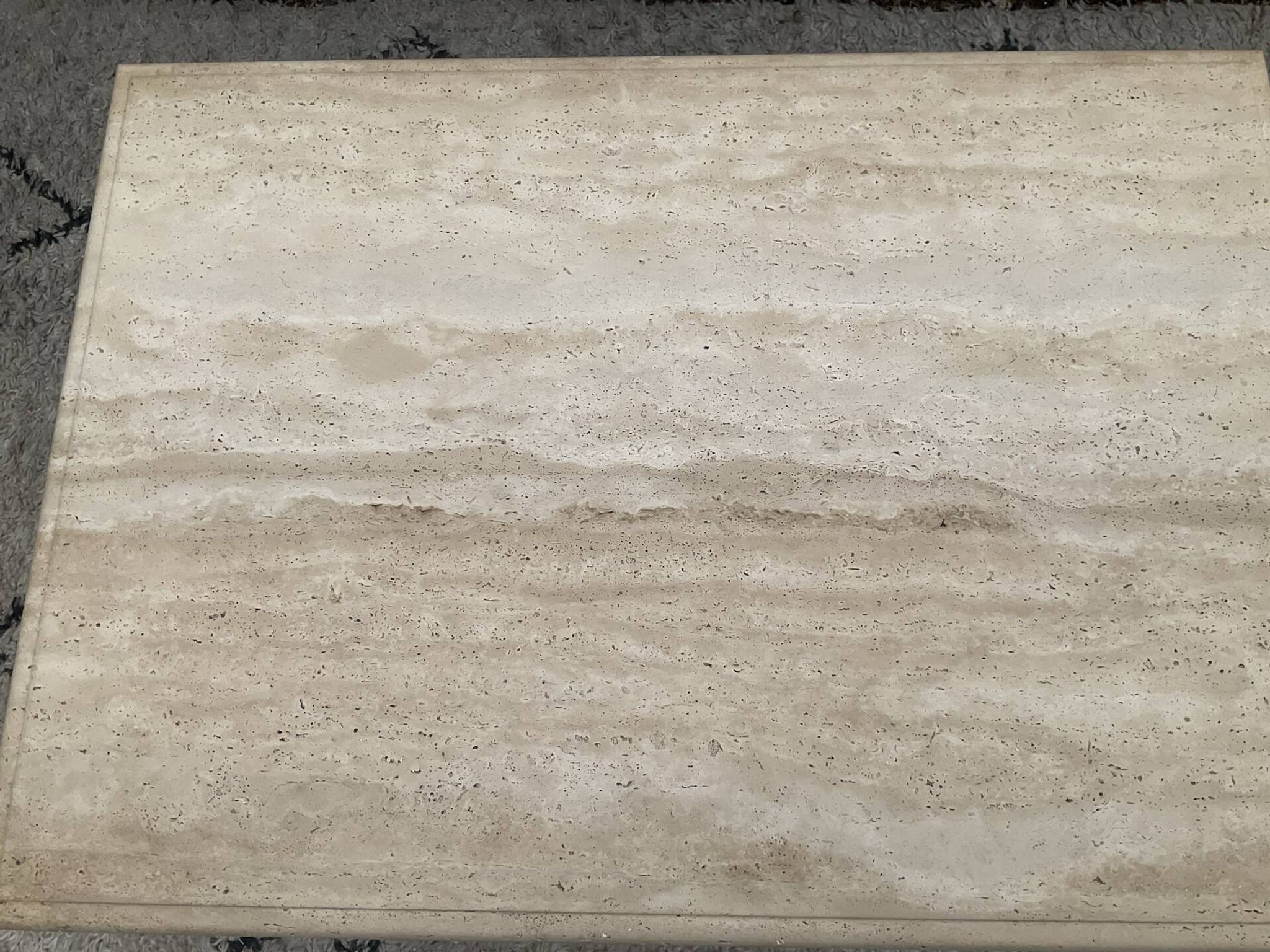 Table basse en travertin 