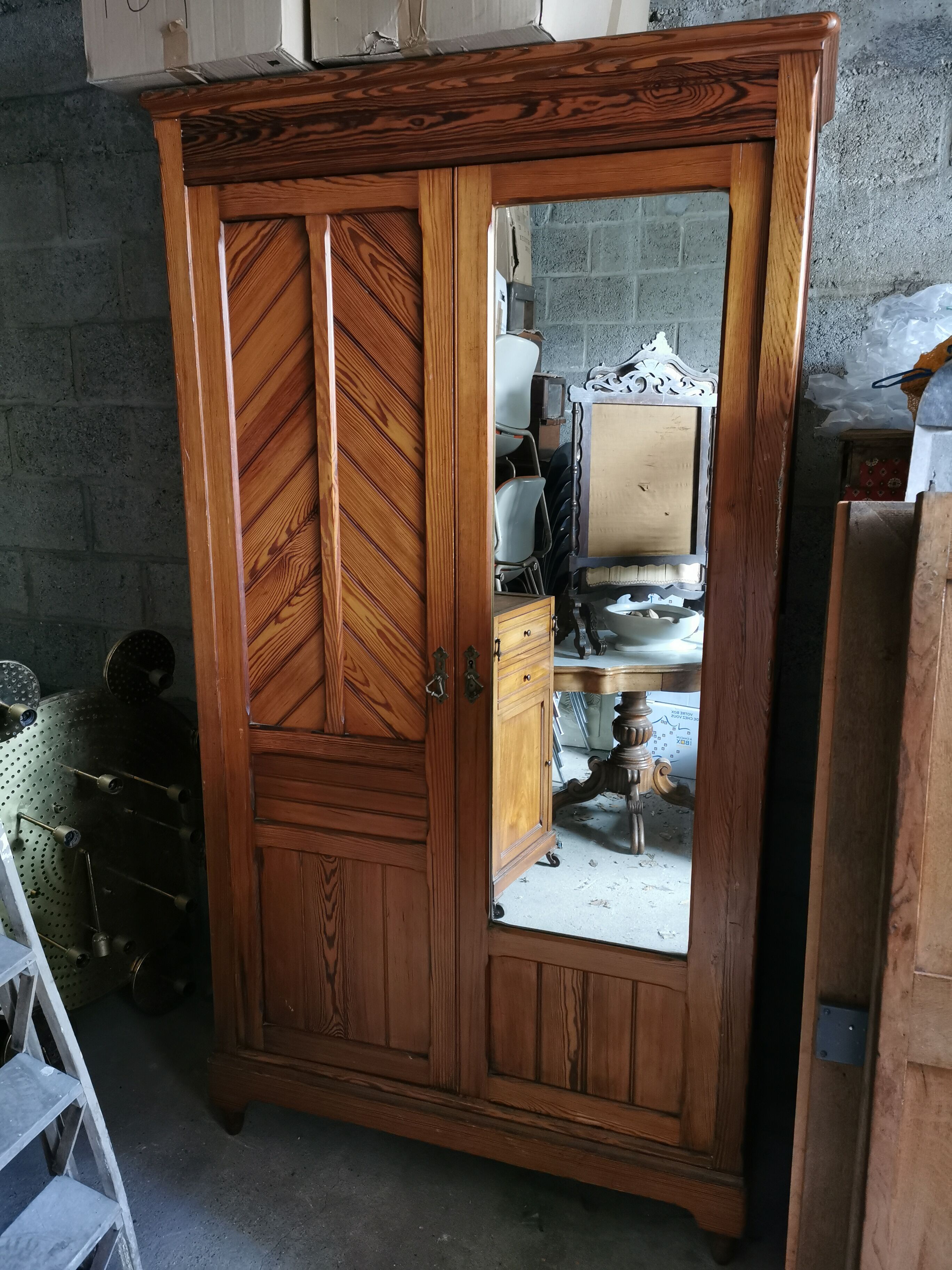 Armoire ancienne en pitchpin, vers 1900, début XXe