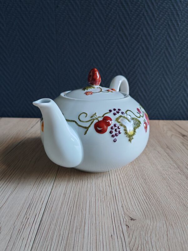 Théière Deshouliéres en porcelaine de Limoges, décor fruits fraises cerises