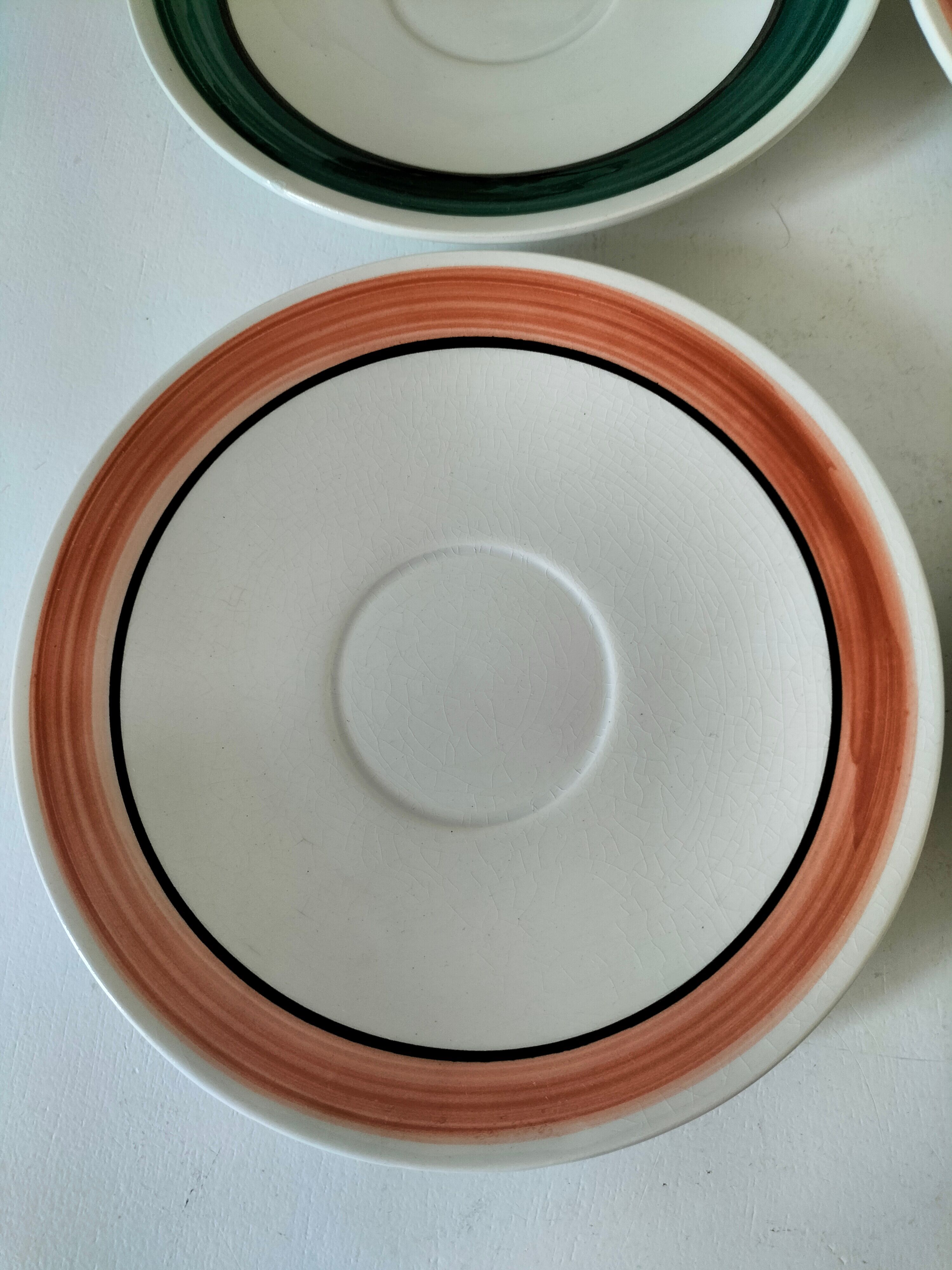Ensemble de 4 grandes tasses vintage et 6 sous-tasses graphiques
