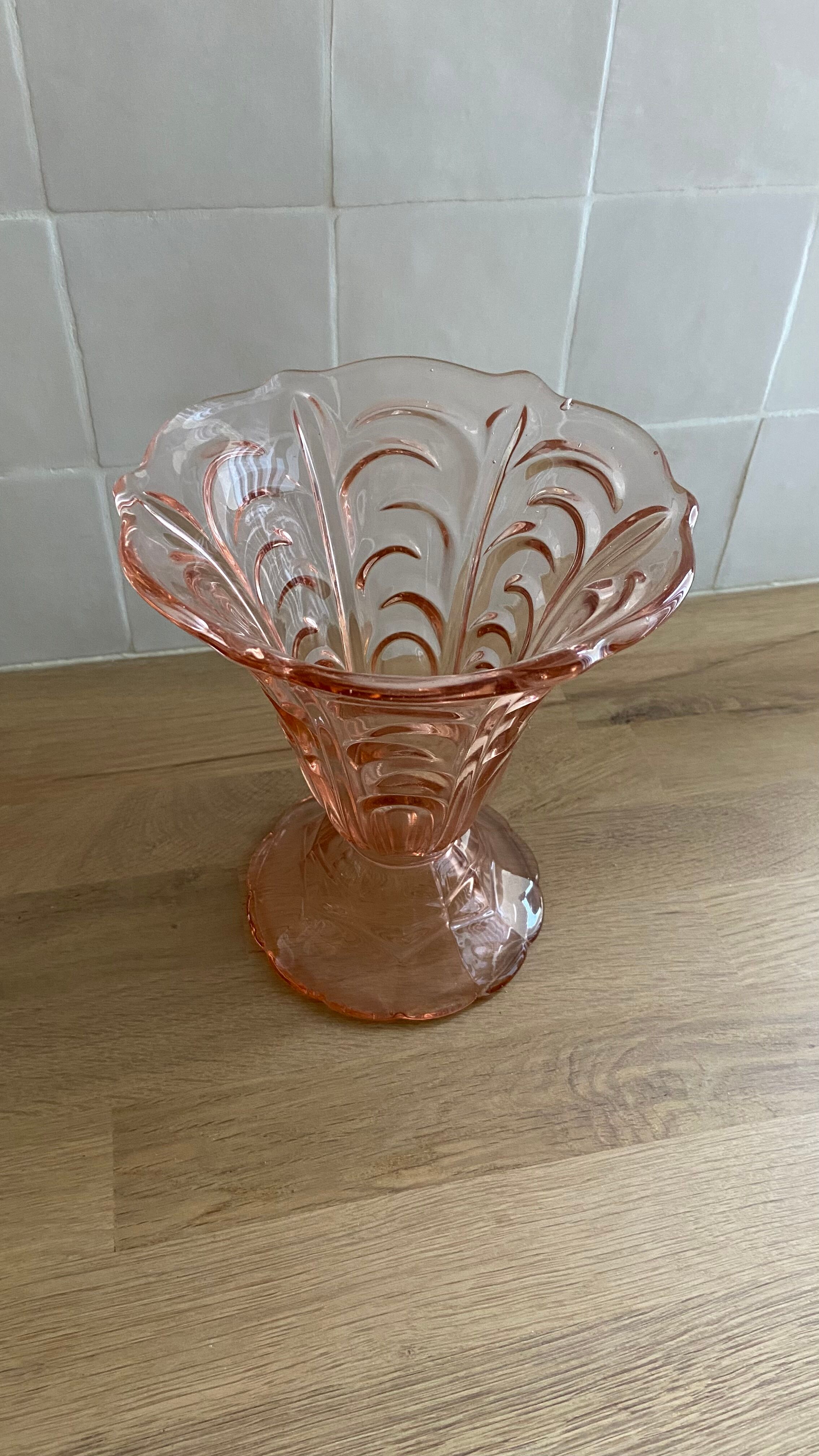 Pop-up Christmas 2022 - Vintage Pink Glass Vase Molded 1960