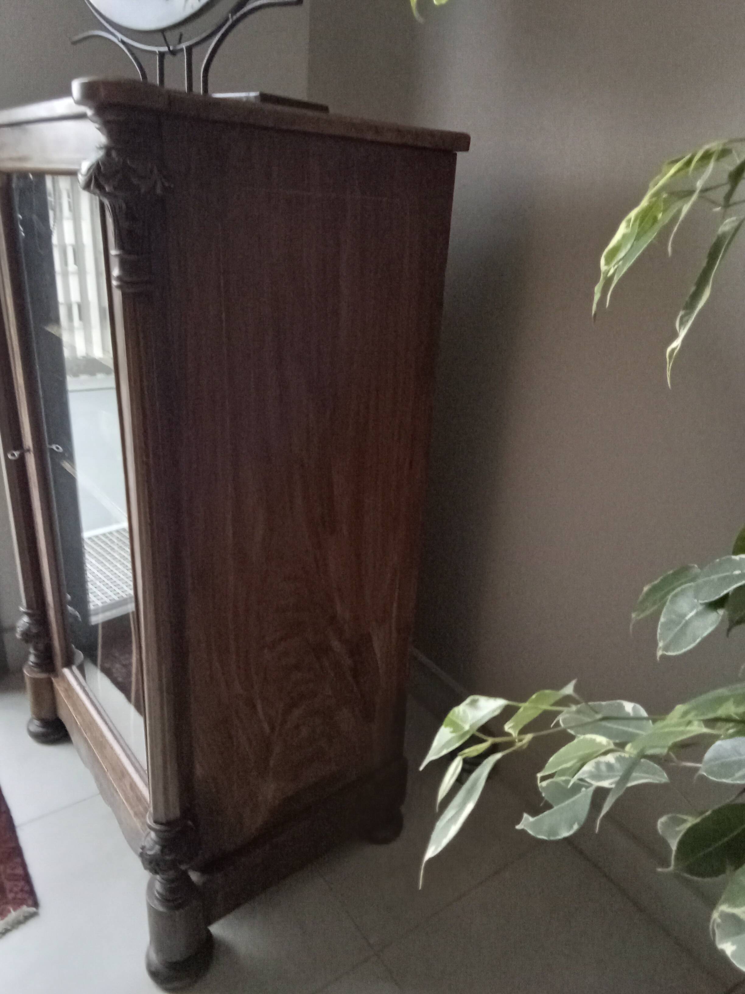 English display cabinet