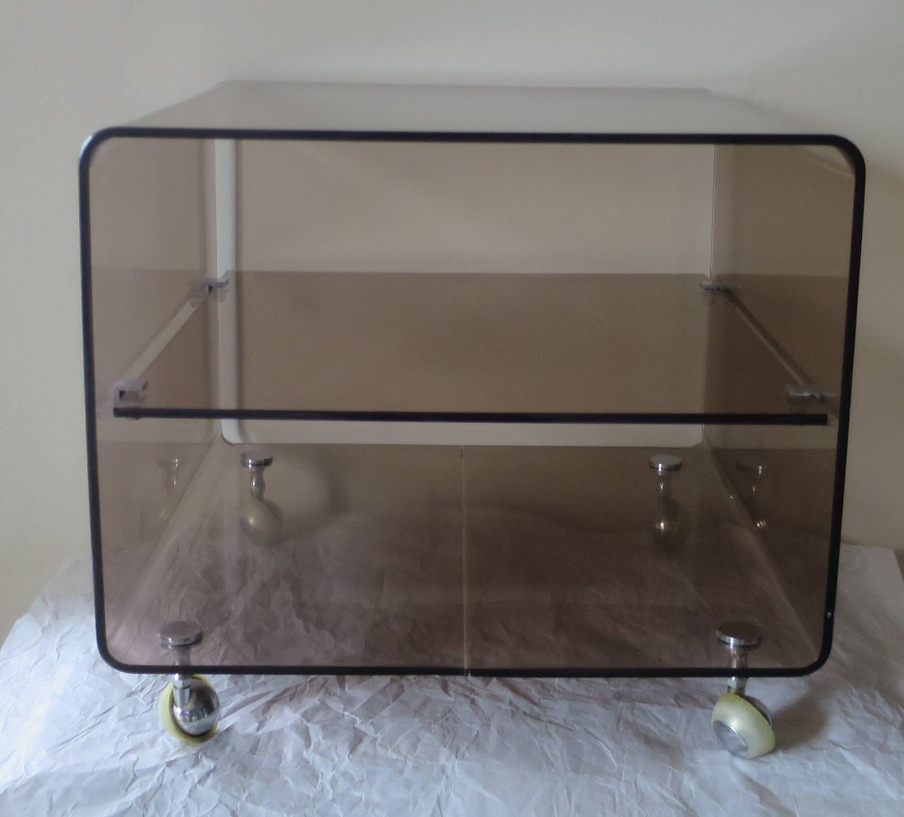 Table de chevet basse plexiglas fumé Michel Dumas pour Roche Bobois roulettes vintage