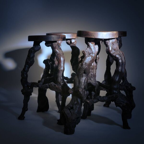 4 tabourets de bar sur trépied en bois de vigne et chêne, faits à la main, France, années 1950.