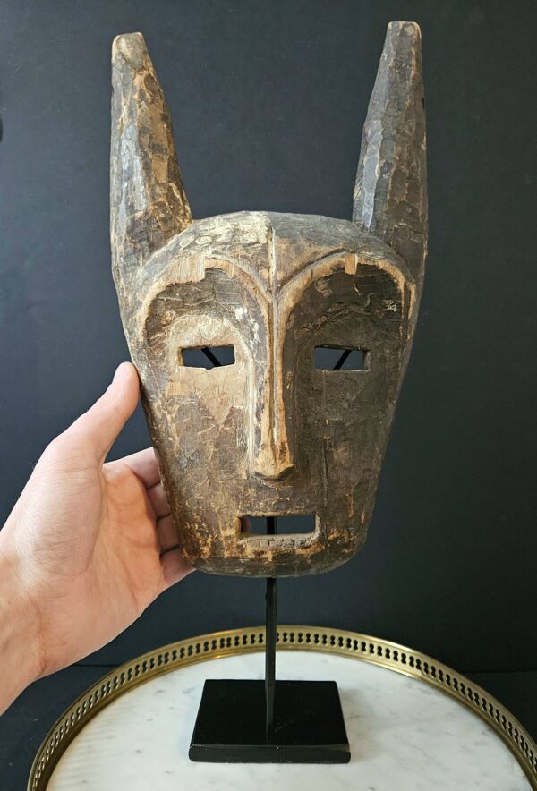 Masque LEGA Ancien surmonté de Cornes. Socoiété Bwami. Soclé    H : 44*18 cm    R. D. Congo