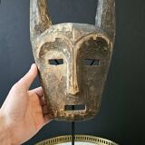 Masque LEGA Ancien surmonté de Cornes. Socoiété Bwami. Soclé |  H : 44*18 cm |  R. D. Congo