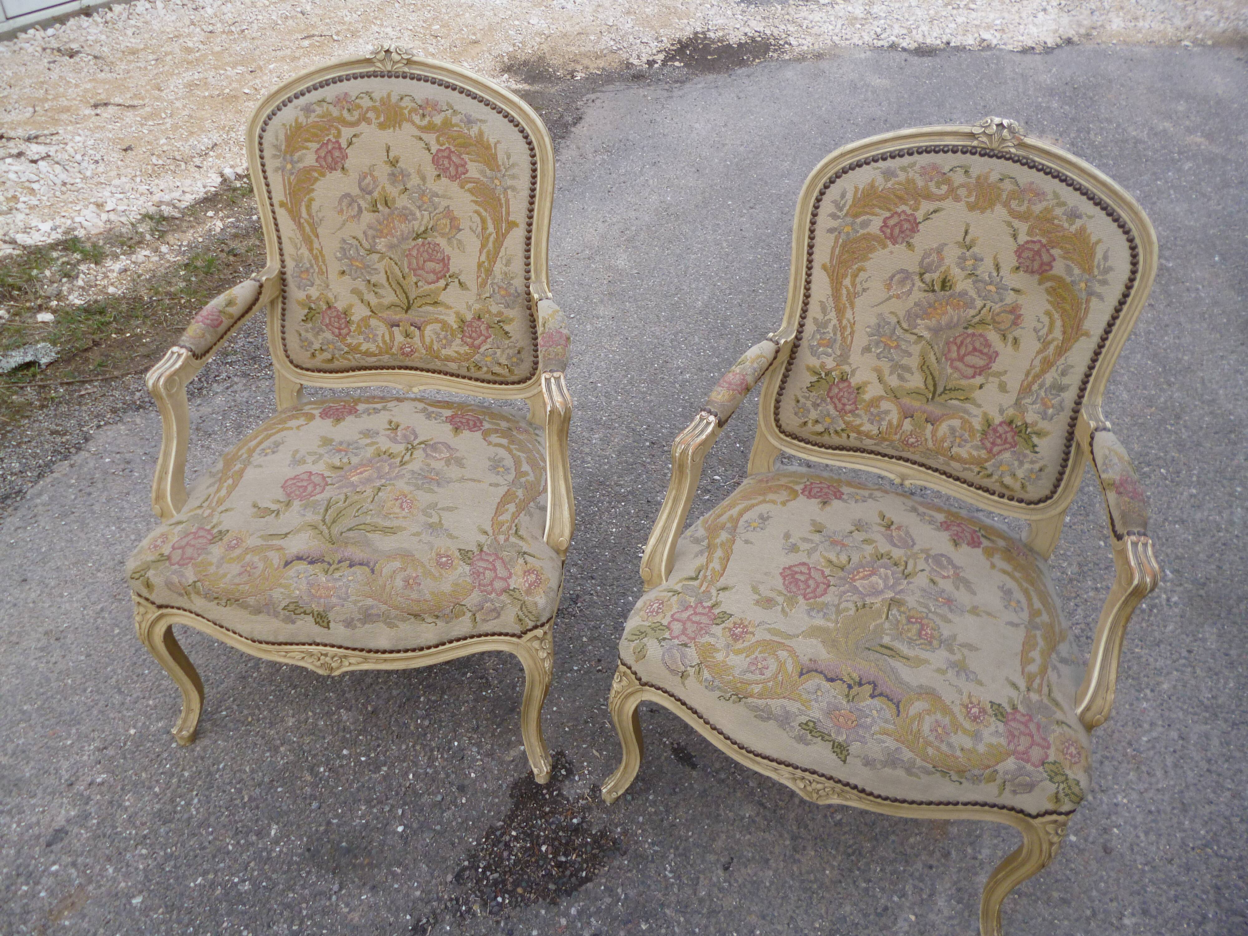 Paire de fauteuils de style Louis XV patine ancienne