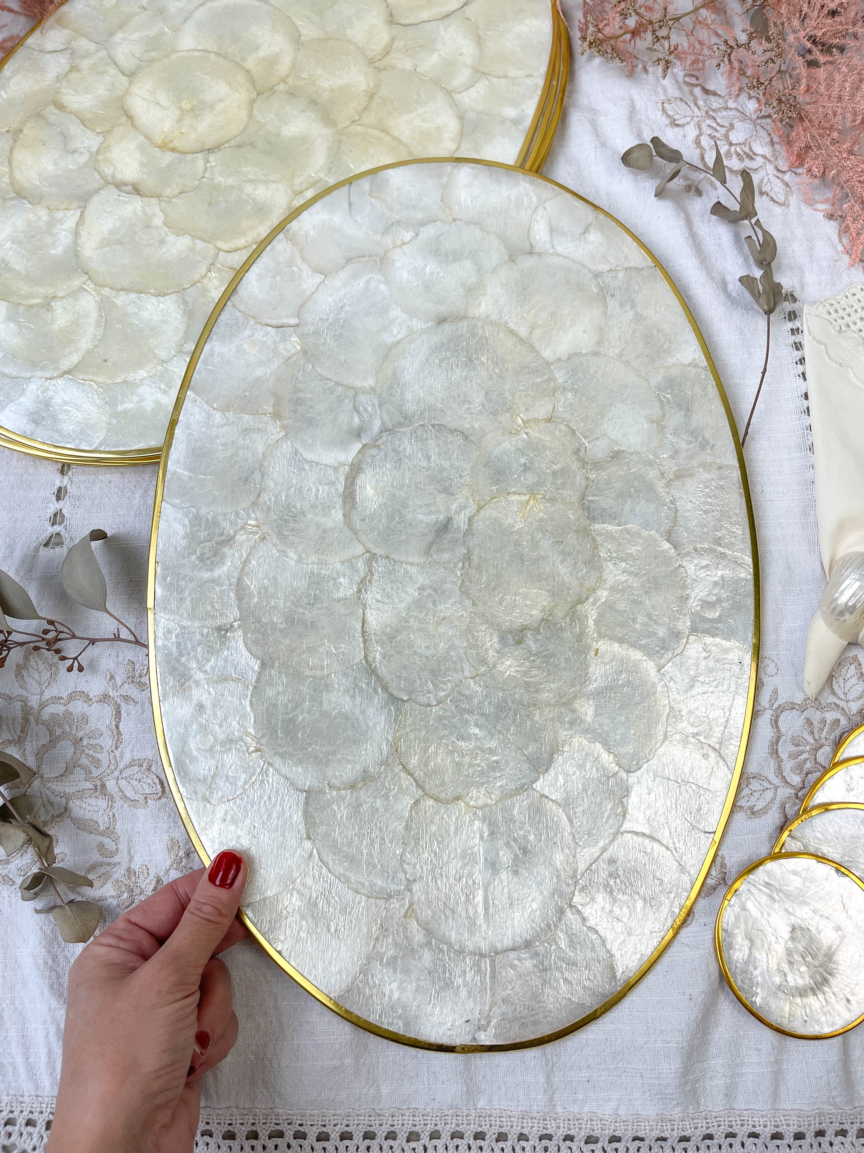 6 Sets de table & 6 sous verre nacre de Capiz et 6 serviettes brodées vintage